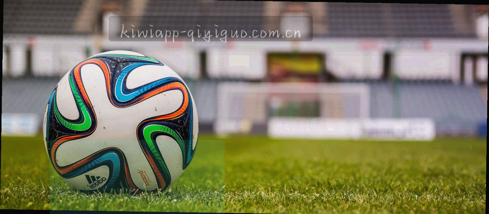 夜间球场灯光下的看台光斑与场地线条，没有人物出镜